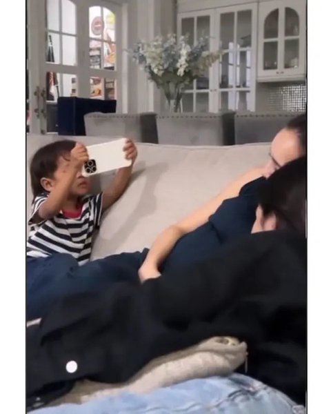 Potret Beby Tsabina diduga sedang hamil anak pertama. (sumber: TikTok/yourstoryy2)