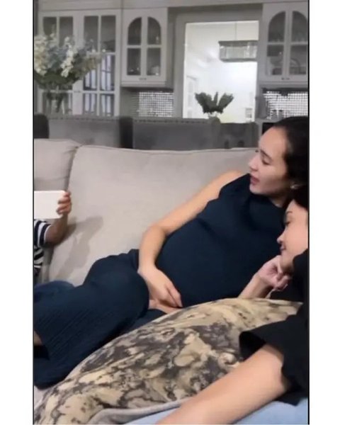 Potret Beby Tsabina diduga sedang hamil anak pertama. (sumber: TikTok/yourstoryy2)