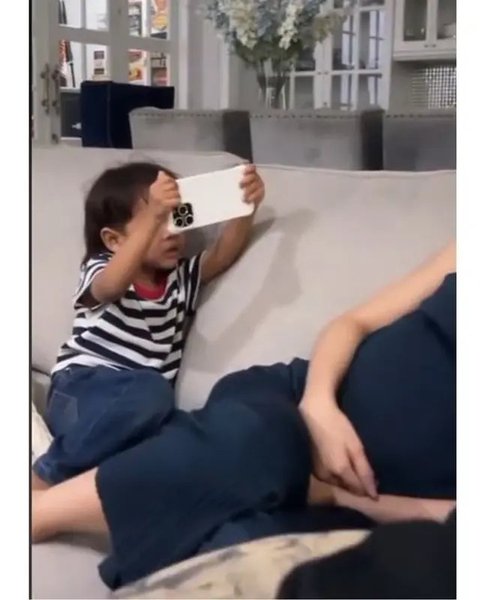 Potret Beby Tsabina diduga sedang hamil anak pertama. (sumber: TikTok/yourstoryy2)