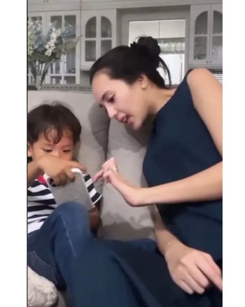Potret Beby Tsabina diduga sedang hamil anak pertama. (sumber: TikTok/yourstoryy2)
