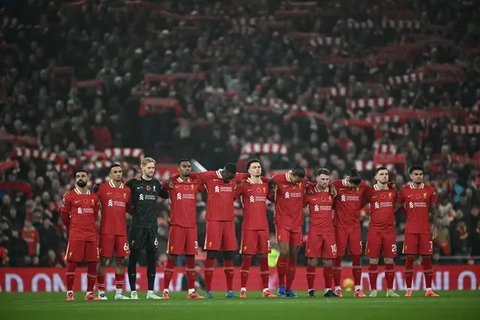 Mohamed Salah (tengah) melakukan selebrasi setelah mencetak gol ke gawang Aston Villa pada lanjutan Liga Inggris 2024/2025 di Stadion Anfield, Minggu (10/11/2024) dini hari WIB. (Paul ELLIS /