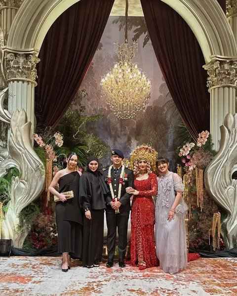 Kehadiran Agatha Pricilla, Sivia Azizah, dan Ify Alyssa di pernikahan Febby Rastanty sekaligus jadi momen reuni Blink. [@agthpricilla].
