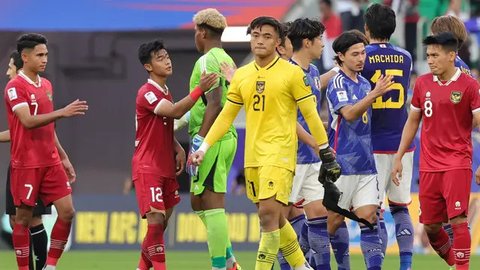 Para pemain Timnas Jepang merayakan gol pertama ke gawang Timnas Indonesia yang dicetak striker Ayase Ueda lewat eksekusi penalti pada laga ketiga Grup D Piala Asia 2024 di Al-Thumama Stadium