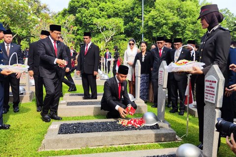 Berjas dan Dasi Merah, Begini Potret Gibran Pimpin Upacara Hari Pahlawan di TMP Kalibata