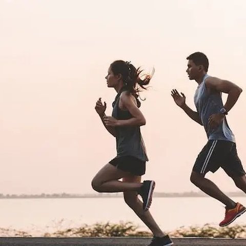 Ilustrasi fitness di gym. (Photo by Anatase Maragos on Unsplash)