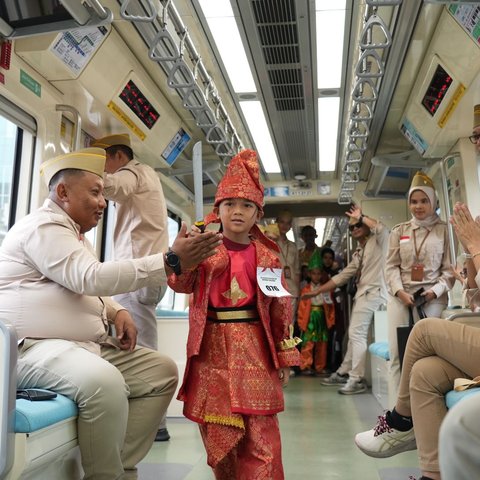 Potret Anak-Anak Turut Meramaikan Hari Pahlawan Nasional di LRT Jabodebek