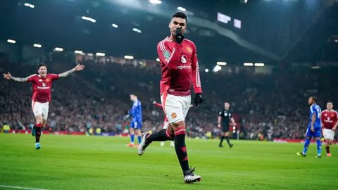 Pemain Manchester United, Alejandro Garnacho mencetak gol ke gawang Barnsley pada laga Carabao Cup 2024/2025 di Old Trafford, Manchester, Inggris, Rabu (18/09/2024) WIB. (AFP/Paul Ellis)