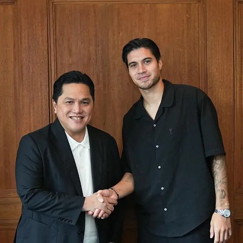 Para pemain starting XI Timnas Indonesia (dari kiri) Ragnar Oratmangoen, Rafael Struick, Marselino Ferdinan, Rizky Ridho dan Sandy Walsh berbaris menyanyikan lagu kebangsaan Indonesia Raya