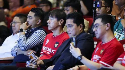 Para pemain starting XI Timnas Indonesia (dari kiri) Ragnar Oratmangoen, Rafael Struick, Marselino Ferdinan, Rizky Ridho dan Sandy Walsh berbaris menyanyikan lagu kebangsaan Indonesia Raya