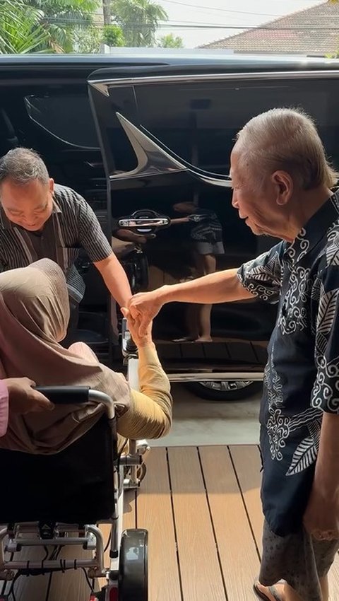 Ayah dan Ibu Maia Estianty Terlihat Romantis Saling Cium Sebelum Berpisah, Cletukan El Rumi Jadi Sorotan