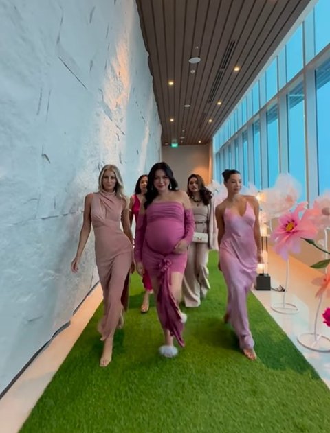 Acara ini berlangsung seru. Jedar dkk membuat konten seolah mereka sedang berjalan di catwalk. Fabulous semua!