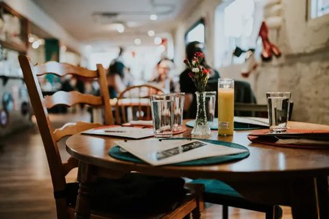 Ilustrasi pasangan yang sedang membicarakan masa depan. (Foto: Unsplash/Priscilla Du Preez)