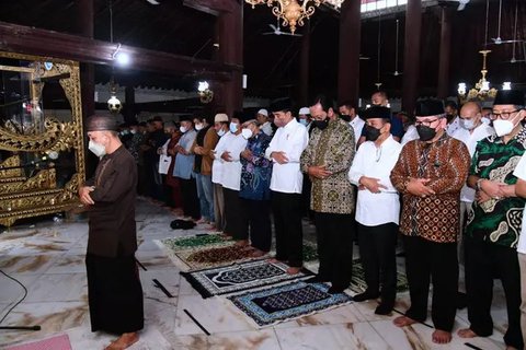 Gubernur Jawa Barat Ridwan Kamil sholat subuh berjamaah Masjid Jami Hidayatullah Syarief di Kecamatan Megamendung, Kabupaten Bogor.