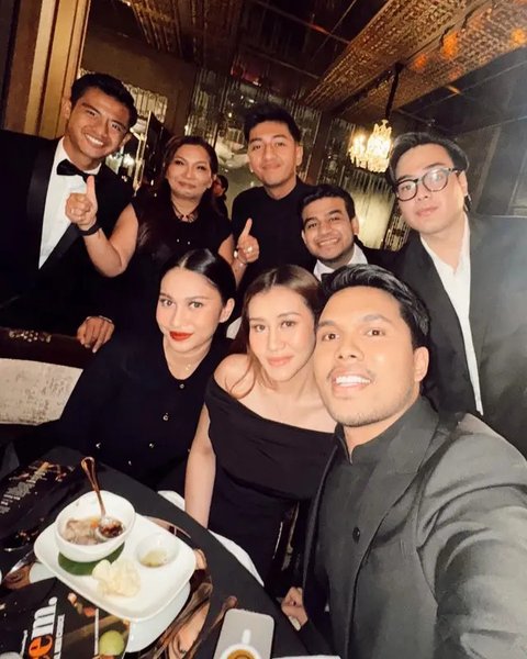 Di tengah sorotan acara peluncuran brand kecantikan, Aaliyah Massaid dan Azizah Salsha tampil kompak serba hitam untuk mendukung suami masing-masing, Thariq Halilintar dan Pratama Arhan, yang didaulat sebagai brand ambassador. [@ochiipramita/@aaliyah.massaid].