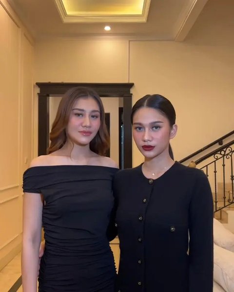 Aaliyah memilih tampil feminin dalam balutan off-the-shoulder dress, yang memperlihatkan sisi anggun dengan sentuhan makeup bertema soft romantic. . [@ochiipramita/@aaliyah.massaid].