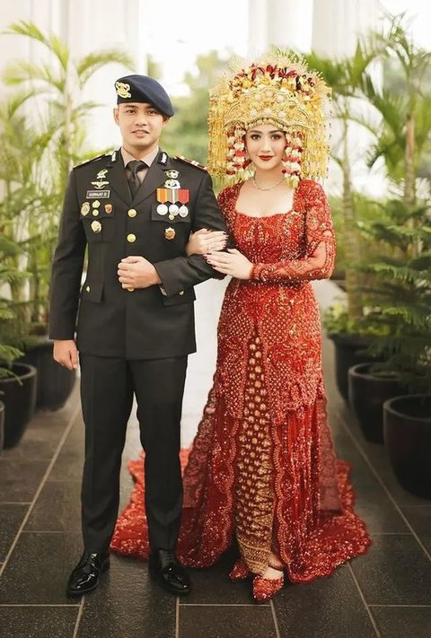 Suami Febby Rastanty Kenakan Seragam Polisi saat Resepsi Pernikahan. [@thebridestory]