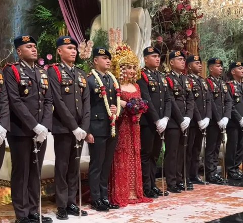 Suami Febby Rastanty Kenakan Seragam Polisi saat Resepsi Pernikahan. [@thebridestory]
