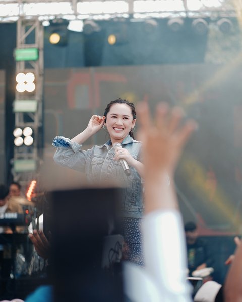 Meski sedang hamil, Happy Asmara tetap totalitas menghibur para penggemarnya. Ia tetap memenuhi jadwal konser yang cukup padat dari kota ke kota.&nbsp;