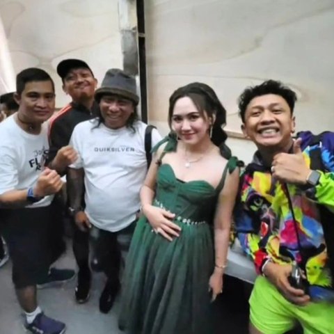 Beredar foto saat Happy memegangi perutnya saat berada di belakang panggung. Foto ini makin memperkuat dugaan kehamilan pelantun tembang Rungkad tersebut.