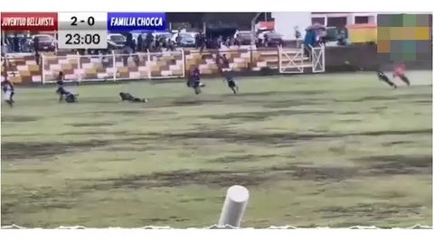 Sambaran petir di Peru, yang mengenai para pemain sepak bola di lapangan. (sumber: X/@nexta_tv)