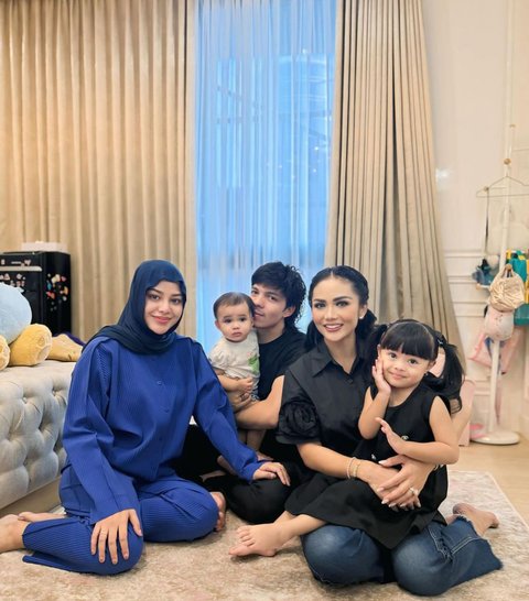 Momen Hangat Anak Selebriti dan Kakek-Nenek Mereka yang Menginspirasi