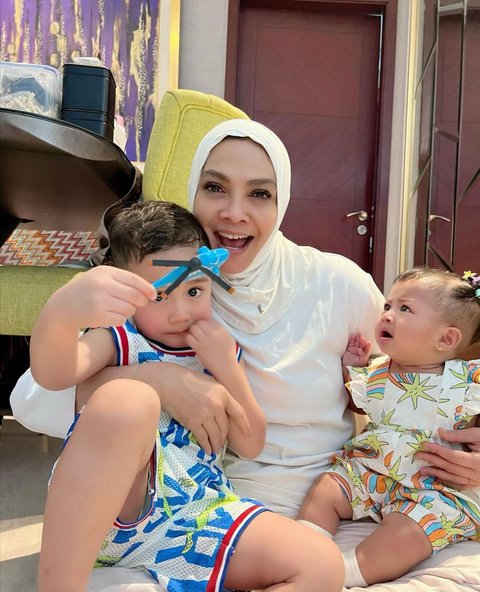 Momen Hangat Anak Selebriti dan Kakek-Nenek Mereka yang Menginspirasi