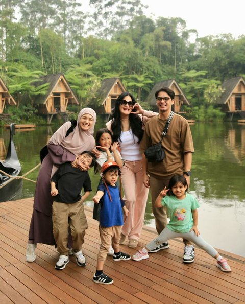 Momen Hangat Anak Selebriti dan Kakek-Nenek Mereka yang Menginspirasi