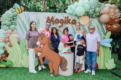 Momen Hangat Anak Selebriti dan Kakek-Nenek Mereka yang Menginspirasi