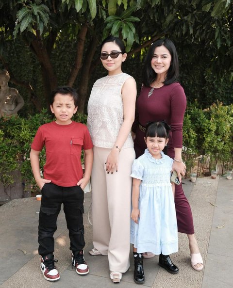 Momen Hangat Anak Selebriti dan Kakek-Nenek Mereka yang Menginspirasi