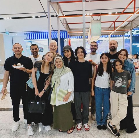 Momen Hangat Anak Selebriti dan Kakek-Nenek Mereka yang Menginspirasi