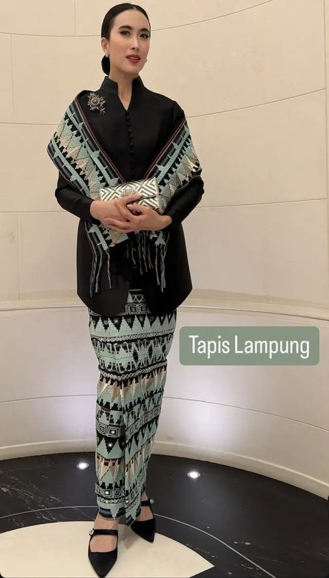 OOTD Ibu Pejabat hingga Istri Pejabat saat Kondangan ke Pernikahan Wakil Ketua MPR RI. [@raffinagita1717]