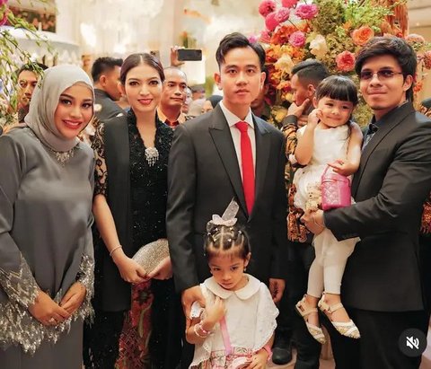 OOTD Ibu Pejabat hingga Istri Pejabat saat Kondangan ke Pernikahan Wakil Ketua MPR RI. [@raffinagita1717]