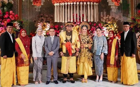 OOTD Ibu Pejabat hingga Istri Pejabat saat Kondangan ke Pernikahan Wakil Ketua MPR RI. [@raffinagita1717]