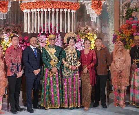 OOTD Ibu Pejabat hingga Istri Pejabat saat Kondangan ke Pernikahan Wakil Ketua MPR RI. [@raffinagita1717]