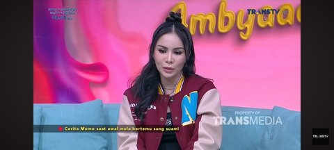 Hal ini menjadi solusi bagi Momo yang tidak mahir memasak, sehingga ia bisa menikmati hidangan lezat tanpa harus repot. Wah, KLovers pasti terkesima banget degan kehidupan Momo nih.