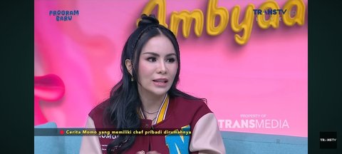 "Berapa ya (jumlah ART)? Kayak security itu ada empat, anak kebersihan yang laki-laki itu ada berapa ya, lima kali, nanti ada lagi yang perempuan, nggak tahulah pokoknya," sambung Momo.