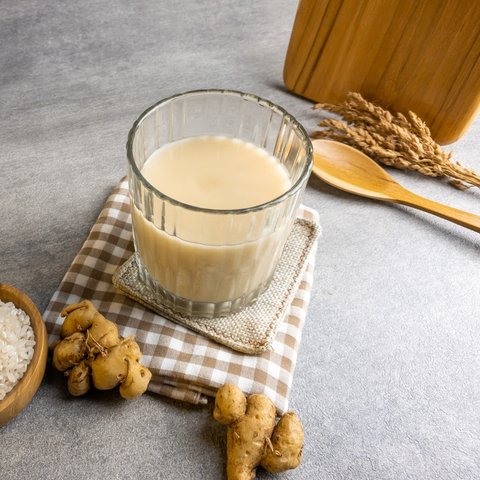 Ilustrasi Jamu Beras Kencur / Shutterstock by Retnomurti