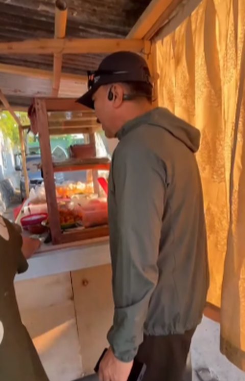 Jenderal Polisi Pagi-Pagi Mampir ke Warung Pinggir Jalan Beli Nasi Kuning