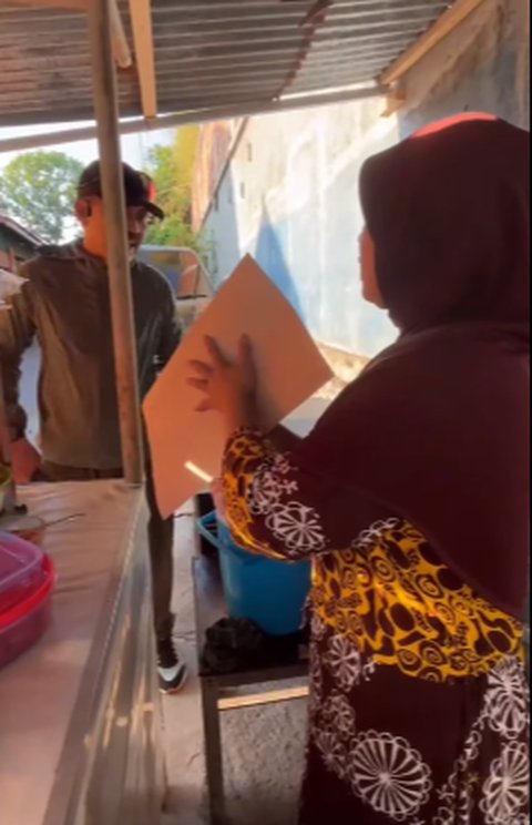 Jenderal Polisi Pagi-Pagi Mampir ke Warung Pinggir Jalan Beli Nasi Kuning