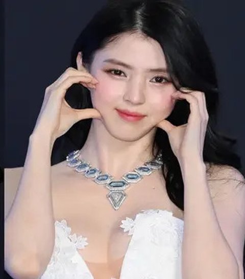 Gaya Han So Hee Curi Perhatian Pakai Gaun Backless dan Berbelahan V di Acara Boucheron. (Dok: IG https://www.instagram.com/xeesoxee