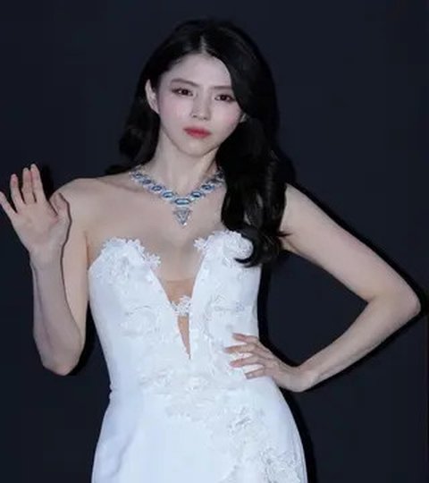 Gaya Han So Hee Curi Perhatian Pakai Gaun Backless dan Berbelahan V di Acara Boucheron. (Dok: IG https://www.instagram.com/xeesoxee