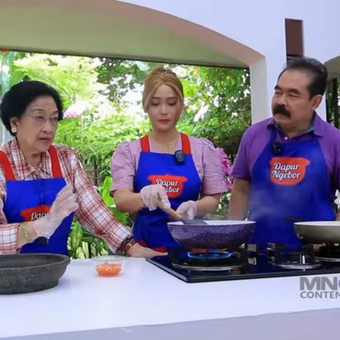 Momen Megawati Memasak Balado Daging Sapi Bersama Inul 'Ini Resep Turun Temurun'