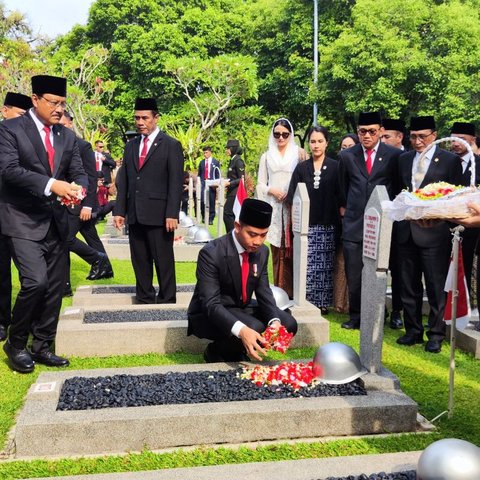 Wakil Presiden RI Gibran Rakabuming Raka memimpin Upacara Ziarah Nasional untuk memperingati Hari Pahlawan 2024 di Taman Makam Pahlawan (TMP) Kalibata, ...