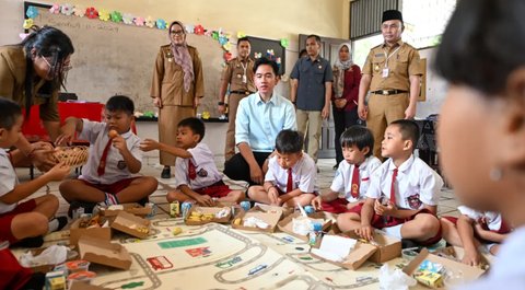 Wapres Gibran tinjau uji coba makan siang gratis.