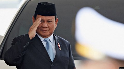 Langkah Prabowo menunjukkan pergeseran dari posisi yang diambil Joko Widodo, yang meski menerima investasi infrastruktur besar dari Beijing, tetapi lebih memilih untuk tetap netral dalam isu geopolitik.