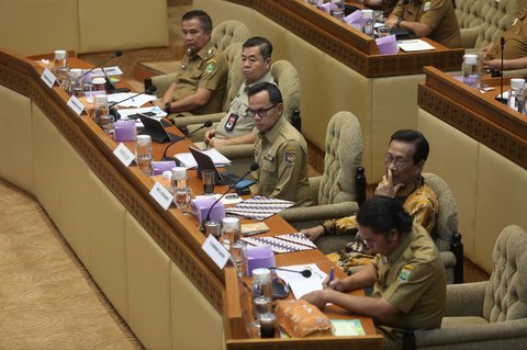 FOTO: Momen Komisi II DPR Panggil Pj Gubernur untuk Pastikan Netralitas ASN di Pilkada 2024