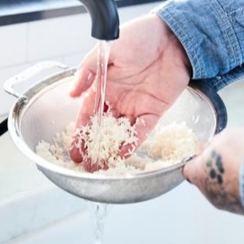 Mencuci Beras