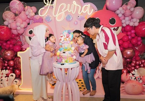 Kris Dayanti tampak hadir dan menggendong cucu dari anak sulungnya ini dengan penuh kasih sayang.&nbsp;