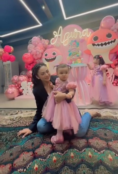 Kris Dayanti juga tampak bercanda dan momong Azzura yang menggemaskan. Tampak sabar dan penuh kasih sayang.