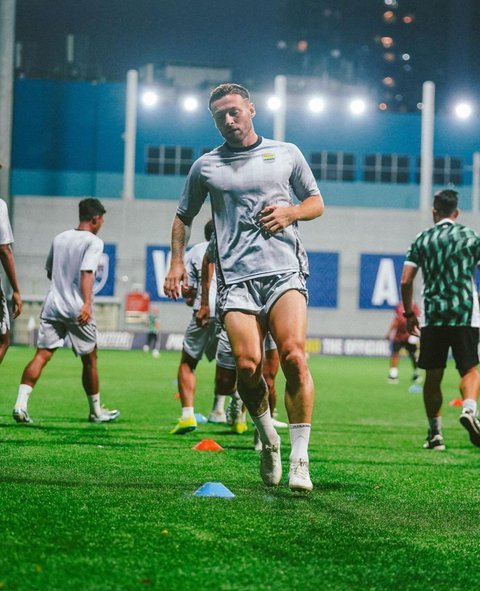 Kembali Absen, Marc Klok Tetap Berikan Dukungan dan Dapat Pujian
